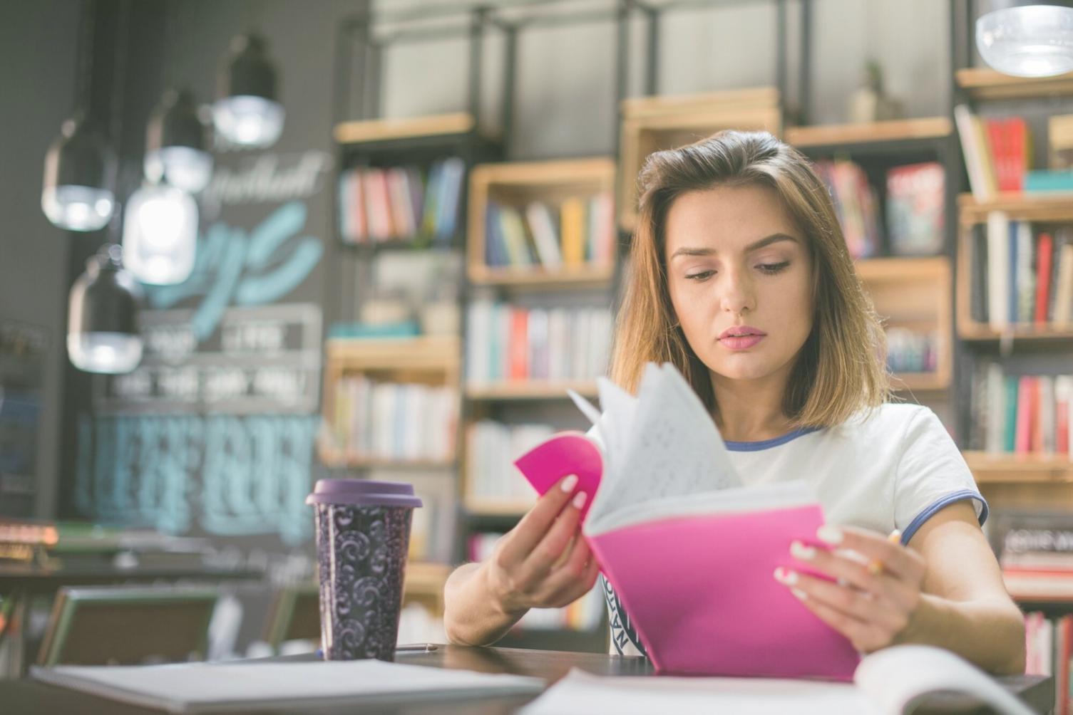 Finanzberatung und Jahresabschlussanalyse im modernen Büro